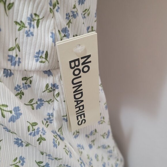 No Boundaries Size Large Woman's Floral dress. - Picture 3 of 11